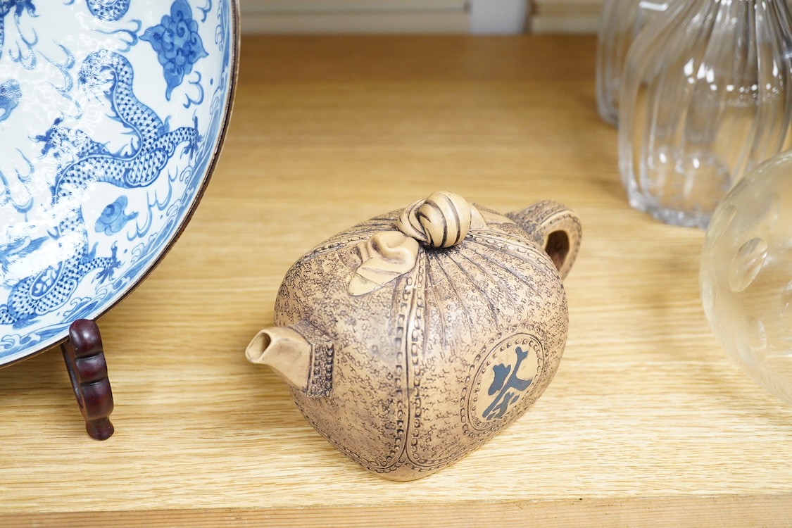 A Chinese Yixing pottery teapot and cover, 10cm